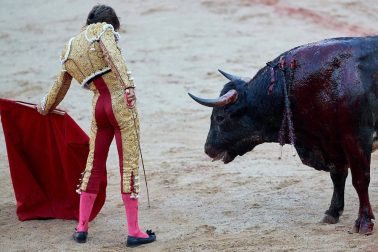 Imágenes de la corrida en la plaza de toros de Pamplona con reses de la ganadería de Miura para los diestros Rafaelillo, Octavio Chacón y Juan Leal.