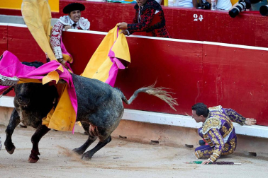 Imágenes de la corrida en la plaza de toros de Pamplona con reses de la ganadería de Miura para los diestros Rafaelillo, Octavio Chacón y Juan Leal.