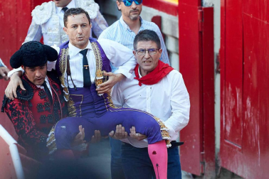 Imágenes de la corrida en la plaza de toros de Pamplona con reses de la ganadería de Miura para los diestros Rafaelillo, Octavio Chacón y Juan Leal.