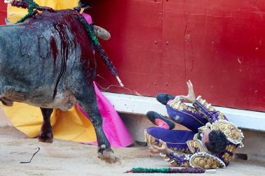 Imágenes de la corrida en la plaza de toros de Pamplona con reses de la ganadería de Miura para los diestros Rafaelillo, Octavio Chacón y Juan Leal.