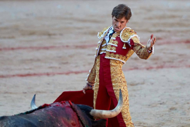 Imágenes de la corrida en la plaza de toros de Pamplona con reses de la ganadería de Miura para los diestros Rafaelillo, Octavio Chacón y Juan Leal.