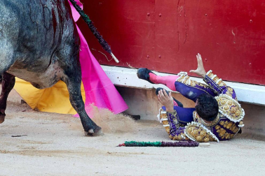 Imágenes de la corrida en la plaza de toros de Pamplona con reses de la ganadería de Miura para los diestros Rafaelillo, Octavio Chacón y Juan Leal.