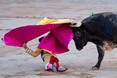 Imágenes de la corrida en la plaza de toros de Pamplona con reses de la ganadería de Miura para los diestros Rafaelillo, Octavio Chacón y Juan Leal.