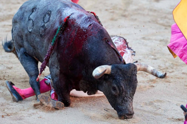 Imágenes de la corrida en la plaza de toros de Pamplona con reses de la ganadería de Miura para los diestros Rafaelillo, Octavio Chacón y Juan Leal.