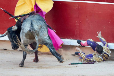 Imágenes de la corrida en la plaza de toros de Pamplona con reses de la ganadería de Miura para los diestros Rafaelillo, Octavio Chacón y Juan Leal.
