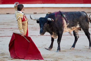 Imágenes de la corrida en la plaza de toros de Pamplona con reses de la ganadería de Miura para los diestros Rafaelillo, Octavio Chacón y Juan Leal.
