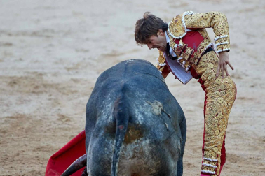 Imágenes de la corrida en la plaza de toros de Pamplona con reses de la ganadería de Miura para los diestros Rafaelillo, Octavio Chacón y Juan Leal.
