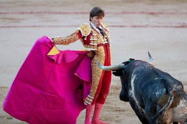 Imágenes de la corrida en la plaza de toros de Pamplona con reses de la ganadería de Miura para los diestros Rafaelillo, Octavio Chacón y Juan Leal.