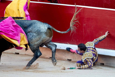 Imágenes de la corrida en la plaza de toros de Pamplona con reses de la ganadería de Miura para los diestros Rafaelillo, Octavio Chacón y Juan Leal.