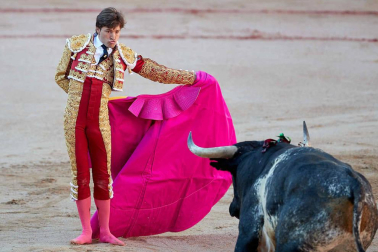 Imágenes de la corrida en la plaza de toros de Pamplona con reses de la ganadería de Miura para los diestros Rafaelillo, Octavio Chacón y Juan Leal.