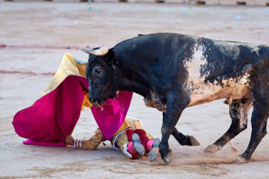 Imágenes de la corrida en la plaza de toros de Pamplona con reses de la ganadería de Miura para los diestros Rafaelillo, Octavio Chacón y Juan Leal.