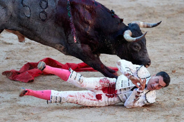 Imágenes de la corrida en la plaza de toros de Pamplona con reses de la ganadería de Miura para los diestros Rafaelillo, Octavio Chacón y Juan Leal.