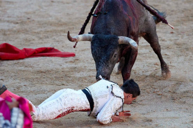 Imágenes de la corrida en la plaza de toros de Pamplona con reses de la ganadería de Miura para los diestros Rafaelillo, Octavio Chacón y Juan Leal.