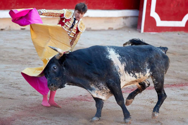 Imágenes de la corrida en la plaza de toros de Pamplona con reses de la ganadería de Miura para los diestros Rafaelillo, Octavio Chacón y Juan Leal.