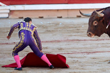Imágenes de la corrida en la plaza de toros de Pamplona con reses de la ganadería de Miura para los diestros Rafaelillo, Octavio Chacón y Juan Leal.