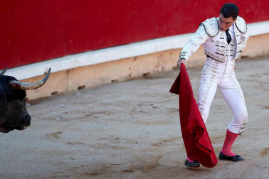 Imágenes de la corrida en la plaza de toros de Pamplona con reses de la ganadería de Miura para los diestros Rafaelillo, Octavio Chacón y Juan Leal.