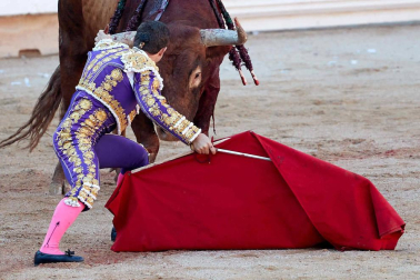 Imágenes de la corrida en la plaza de toros de Pamplona con reses de la ganadería de Miura para los diestros Rafaelillo, Octavio Chacón y Juan Leal.