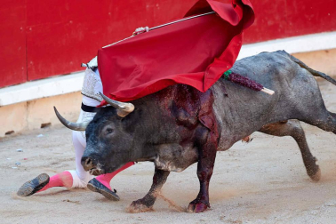 Imágenes de la corrida en la plaza de toros de Pamplona con reses de la ganadería de Miura para los diestros Rafaelillo, Octavio Chacón y Juan Leal.