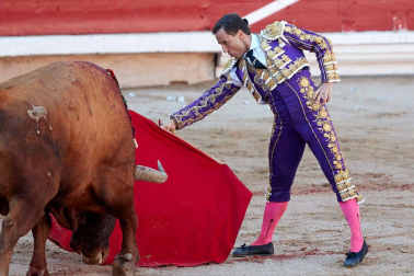 Imágenes de la corrida en la plaza de toros de Pamplona con reses de la ganadería de Miura para los diestros Rafaelillo, Octavio Chacón y Juan Leal.