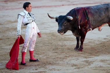 Imágenes de la corrida en la plaza de toros de Pamplona con reses de la ganadería de Miura para los diestros Rafaelillo, Octavio Chacón y Juan Leal.