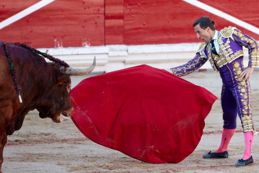 Imágenes de la corrida en la plaza de toros de Pamplona con reses de la ganadería de Miura para los diestros Rafaelillo, Octavio Chacón y Juan Leal.