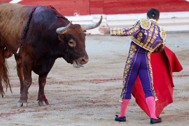 Imágenes de la corrida en la plaza de toros de Pamplona con reses de la ganadería de Miura para los diestros Rafaelillo, Octavio Chacón y Juan Leal.