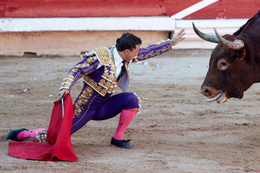 Imágenes de la corrida en la plaza de toros de Pamplona con reses de la ganadería de Miura para los diestros Rafaelillo, Octavio Chacón y Juan Leal.