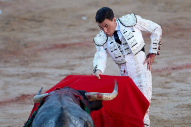 Imágenes de la corrida en la plaza de toros de Pamplona con reses de la ganadería de Miura para los diestros Rafaelillo, Octavio Chacón y Juan Leal.
