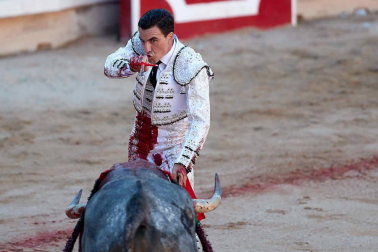 Imágenes de la corrida en la plaza de toros de Pamplona con reses de la ganadería de Miura para los diestros Rafaelillo, Octavio Chacón y Juan Leal.