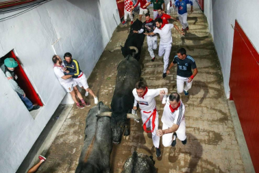 El octavo encierro de los Miura dejó, aparte de los tres corneados, estampas curiosas. Como la vivida en el Callejón de entrada a la Plaza de Toros, donde dos mozos poco experimentados coincidieron en el lado derecho y se pararon para ver pasar la 'miurada'. Amistad de callejón un tanto peligrosa.