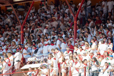 Público asistente a la Plaza de Toros de Pamplona durante la octava corrida de la Feria del Toro 2019 con la ganadería de Miura para los diestros Rafaelillo, Octavio Chacón y Juan Leal.