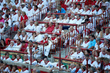 Público asistente a la Plaza de Toros de Pamplona durante la octava corrida de la Feria del Toro 2019 con la ganadería de Miura para los diestros Rafaelillo, Octavio Chacón y Juan Leal.
