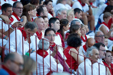 Público asistente a la Plaza de Toros de Pamplona durante la octava corrida de la Feria del Toro 2019 con la ganadería de Miura para los diestros Rafaelillo, Octavio Chacón y Juan Leal.