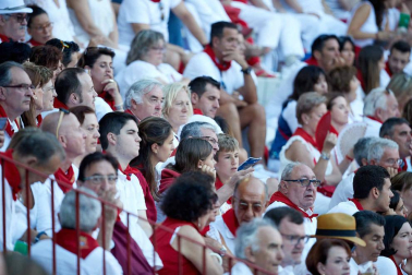 Público asistente a la Plaza de Toros de Pamplona durante la octava corrida de la Feria del Toro 2019 con la ganadería de Miura para los diestros Rafaelillo, Octavio Chacón y Juan Leal.