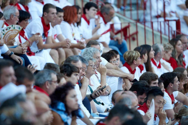 Público asistente a la Plaza de Toros de Pamplona durante la octava corrida de la Feria del Toro 2019 con la ganadería de Miura para los diestros Rafaelillo, Octavio Chacón y Juan Leal.