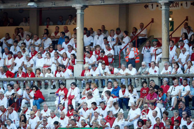 Público asistente a la Plaza de Toros de Pamplona durante la octava corrida de la Feria del Toro 2019 con la ganadería de Miura para los diestros Rafaelillo, Octavio Chacón y Juan Leal.