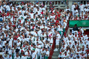Público asistente a la Plaza de Toros de Pamplona durante la octava corrida de la Feria del Toro 2019 con la ganadería de Miura para los diestros Rafaelillo, Octavio Chacón y Juan Leal.