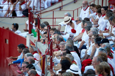 Público asistente a la Plaza de Toros de Pamplona durante la octava corrida de la Feria del Toro 2019 con la ganadería de Miura para los diestros Rafaelillo, Octavio Chacón y Juan Leal.