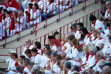 Público asistente a la Plaza de Toros de Pamplona durante la octava corrida de la Feria del Toro 2019 con la ganadería de Miura para los diestros Rafaelillo, Octavio Chacón y Juan Leal.