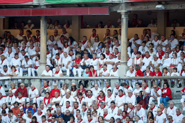 Público asistente a la Plaza de Toros de Pamplona durante la octava corrida de la Feria del Toro 2019 con la ganadería de Miura para los diestros Rafaelillo, Octavio Chacón y Juan Leal.