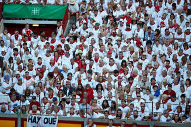 Público asistente a la Plaza de Toros de Pamplona durante la octava corrida de la Feria del Toro 2019 con la ganadería de Miura para los diestros Rafaelillo, Octavio Chacón y Juan Leal.
