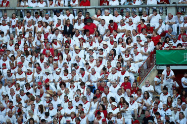 Público asistente a la Plaza de Toros de Pamplona durante la octava corrida de la Feria del Toro 2019 con la ganadería de Miura para los diestros Rafaelillo, Octavio Chacón y Juan Leal.