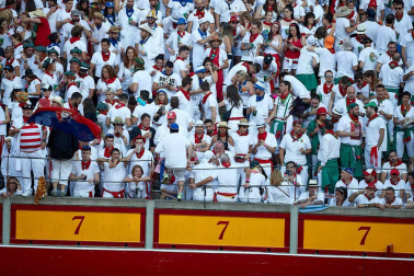 Público asistente a la Plaza de Toros de Pamplona durante la octava corrida de la Feria del Toro 2019 con la ganadería de Miura para los diestros Rafaelillo, Octavio Chacón y Juan Leal.