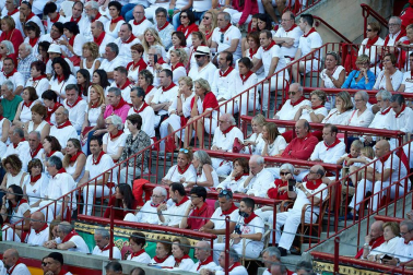 Público asistente a la Plaza de Toros de Pamplona durante la octava corrida de la Feria del Toro 2019 con la ganadería de Miura para los diestros Rafaelillo, Octavio Chacón y Juan Leal.