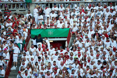 Público asistente a la Plaza de Toros de Pamplona durante la octava corrida de la Feria del Toro 2019 con la ganadería de Miura para los diestros Rafaelillo, Octavio Chacón y Juan Leal.