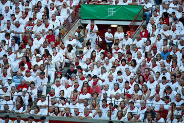 Público asistente a la Plaza de Toros de Pamplona durante la octava corrida de la Feria del Toro 2019 con la ganadería de Miura para los diestros Rafaelillo, Octavio Chacón y Juan Leal.