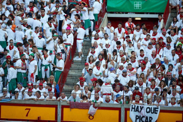 Público asistente a la Plaza de Toros de Pamplona durante la octava corrida de la Feria del Toro 2019 con la ganadería de Miura para los diestros Rafaelillo, Octavio Chacón y Juan Leal.