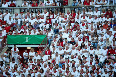 Público asistente a la Plaza de Toros de Pamplona durante la octava corrida de la Feria del Toro 2019 con la ganadería de Miura para los diestros Rafaelillo, Octavio Chacón y Juan Leal.
