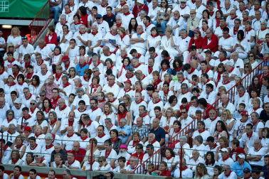 Público asistente a la Plaza de Toros de Pamplona durante la octava corrida de la Feria del Toro 2019 con la ganadería de Miura para los diestros Rafaelillo, Octavio Chacón y Juan Leal.