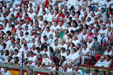 Público asistente a la Plaza de Toros de Pamplona durante la octava corrida de la Feria del Toro 2019 con la ganadería de Miura para los diestros Rafaelillo, Octavio Chacón y Juan Leal.
